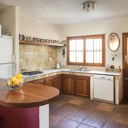 With 5 Bedrooms In Estepona, With Wonderful Sea View, Private Po فيلة